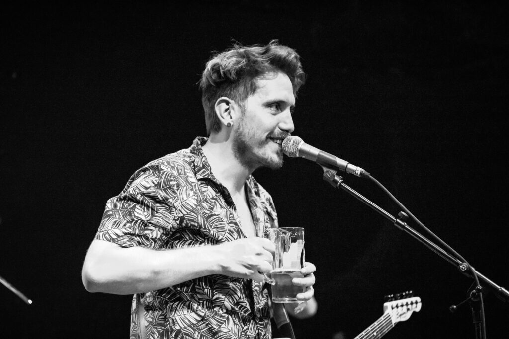 Sven, Gitarrist und Sänger der deutschen Alternative-Band Stereo Horizon, bei einem Auftritt in der Lucky's Luke in Trier