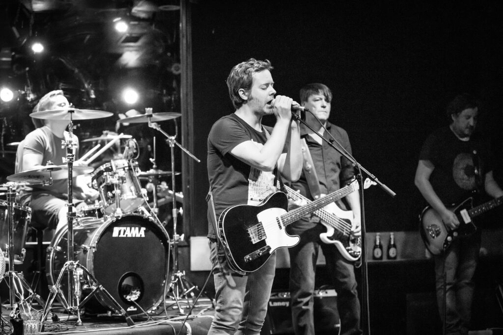 straws, deutsche Post / Indie / Rock Band aus Trier, bei einem Auftritt in der Lucky's Luke