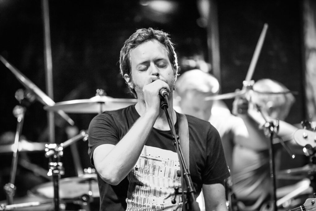 straws, deutsche Post / Indie / Rock Band aus Trier, bei einem Auftritt in der Lucky's Luke