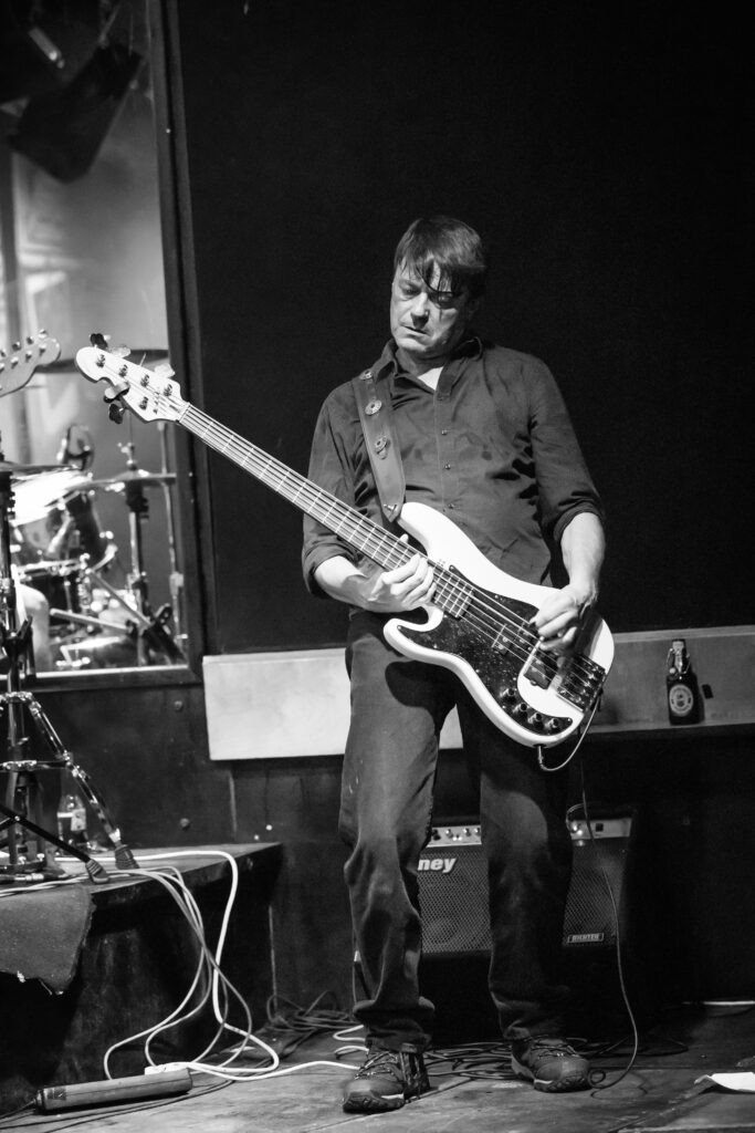 straws, deutsche Post / Indie / Rock Band aus Trier, bei einem Auftritt in der Lucky's Luke