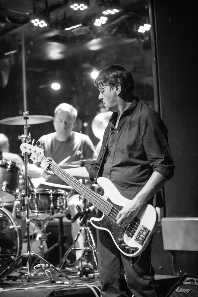 straws, deutsche Post / Indie / Rock Band aus Trier, bei einem Auftritt in der Lucky's Luke