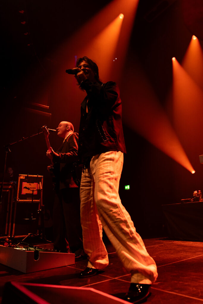 Frederik Rabe, Frontsänger der deutschen Band Giant Rooks, während der "How Have You Been?" Tour 2024 in der Rockhal in Luxemburg