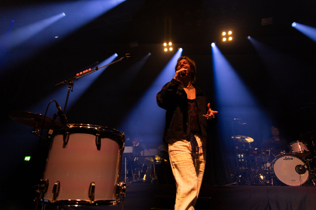 Frederik Rabe, Frontsänger der deutschen Band Giant Rooks, während der "How Have You Been?" Tour 2024 in der Rockhal in Luxemburg