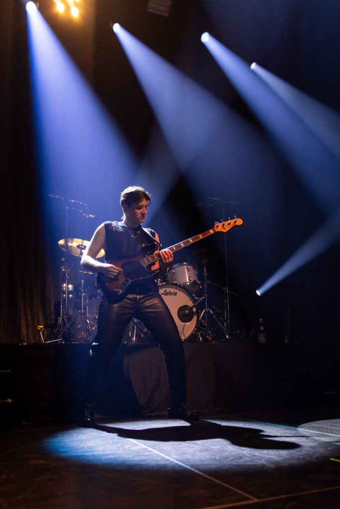 Luca Göttner, Bassist der deutschen Band Giant Rooks, während der "How Have You Been?" Tour 2024 in der Rockhal in Luxemburg