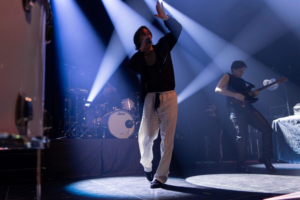 Frederik Rabe, Frontsänger der deutschen Band Giant Rooks, während der "How Have You Been?" Tour 2024 in der Rockhal in Luxemburg