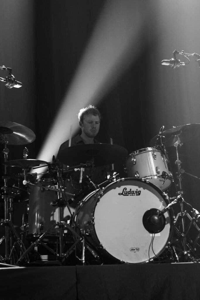 Finn Thomas, Schlagzeuger der deutschen Band Giant Rooks, während der "How Have You Been?" Tour 2024 in der Rockhal in Luxemburg