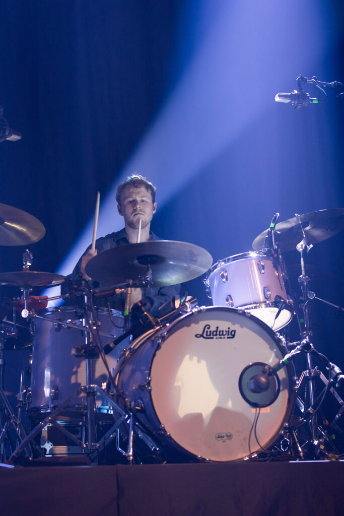 Finn Thomas, Schlagzeuger der deutschen Band Giant Rooks, während der "How Have You Been?" Tour 2024 in der Rockhal in Luxemburg