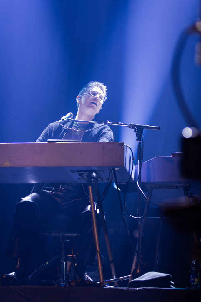 Jonathan Wischniowski am Synthesizer und Piano für die deutsche Band Giant Rooks, während der "How Have You Been?" Tour 2024 in der Rockhal in Luxemburg