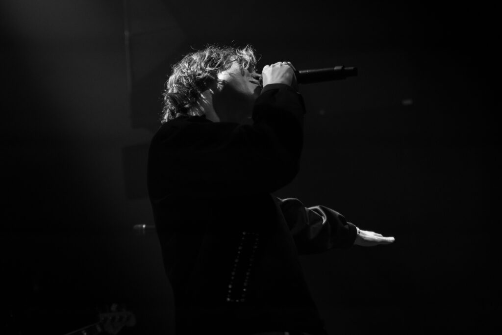 Frederik Rabe, Frontsänger der deutschen Band Giant Rooks, während der "How Have You Been?" Tour 2024 in der Rockhal in Luxemburg