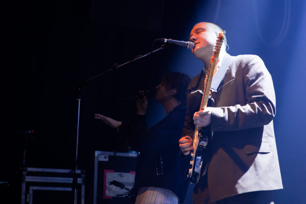 Finn Schwieters, Gitarrist der deutschen Band Giant Rooks, während der "How Have You Been?" Tour 2024 in der Rockhal in Luxemburg