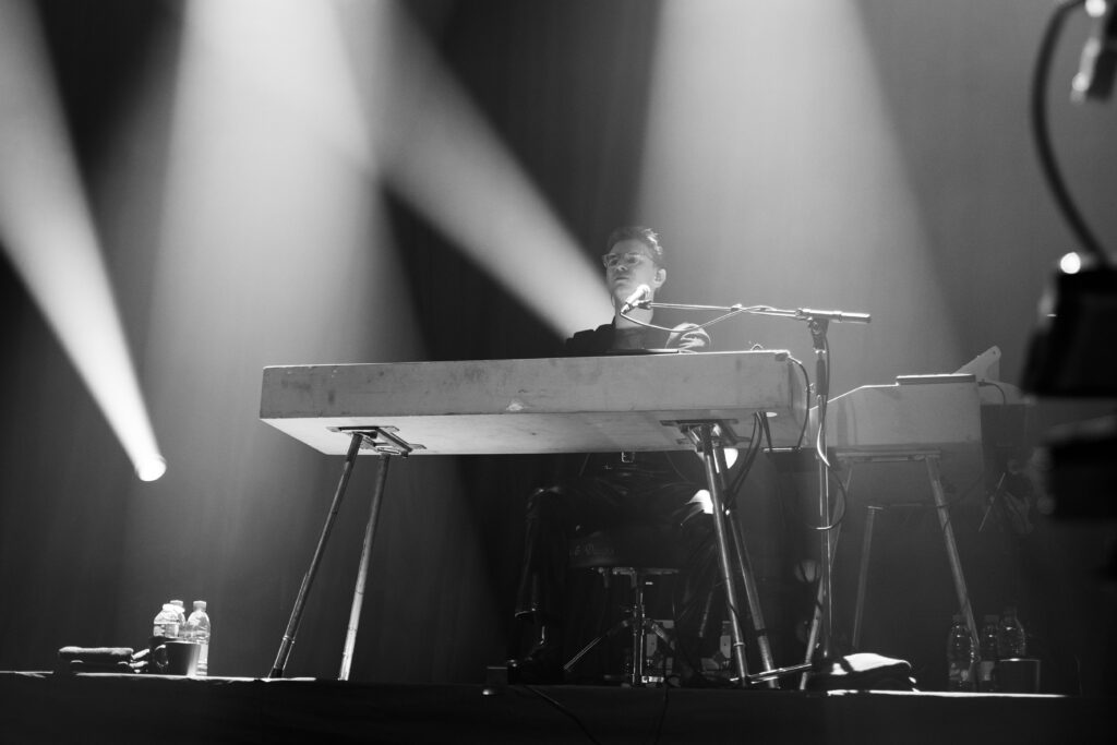 Jonathan Wischniowski am Synthesizer und Piano für die deutsche Band Giant Rooks, während der "How Have You Been?" Tour 2024 in der Rockhal in Luxemburg
