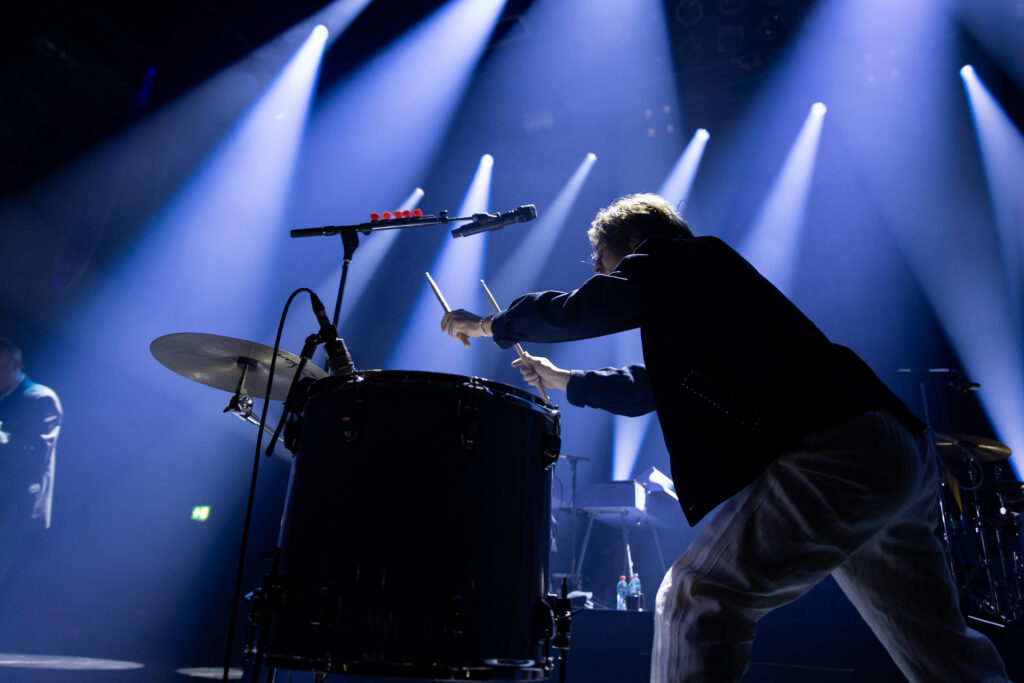 Frederik Rabe, Frontsänger der deutschen Band Giant Rooks, während der "How Have You Been?" Tour 2024 in der Rockhal in Luxemburg