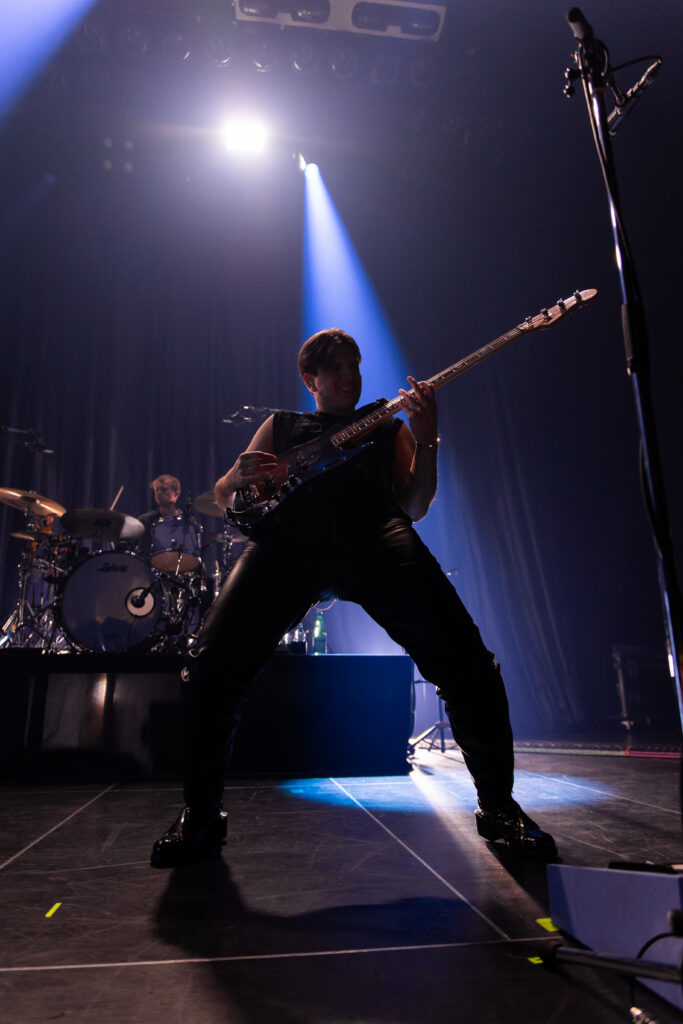 Luca Göttner, Bassist der deutschen Band Giant Rooks, während der "How Have You Been?" Tour 2024 in der Rockhal in Luxemburg