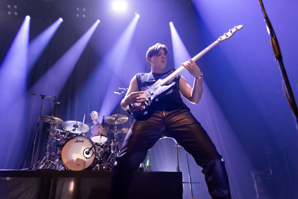 Luca Göttner, Bassist der deutschen Band Giant Rooks, während der "How Have You Been?" Tour 2024 in der Rockhal in Luxemburg