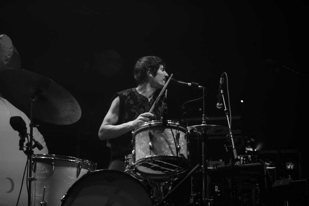 Marco Kleebauer, Schlagzeuger und Multiinstrumentalist der österreichischen Band Sharktank, bei einem Auftritt in der Rockhal in Luxemburg 2024, on tour als Support für Giant Rooks