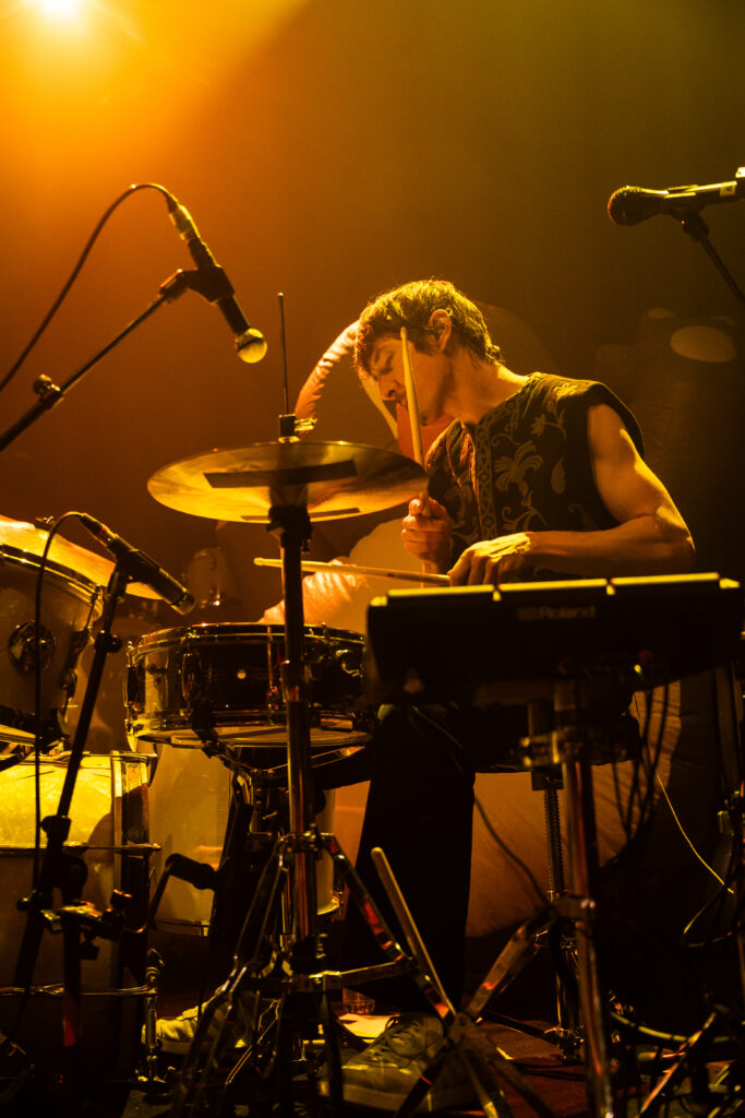 Marco Kleebauer, Schlagzeuger und Multiinstrumentalist der österreichischen Band Sharktank, bei einem Auftritt in der Rockhal in Luxemburg 2024, on tour als Support für Giant Rooks