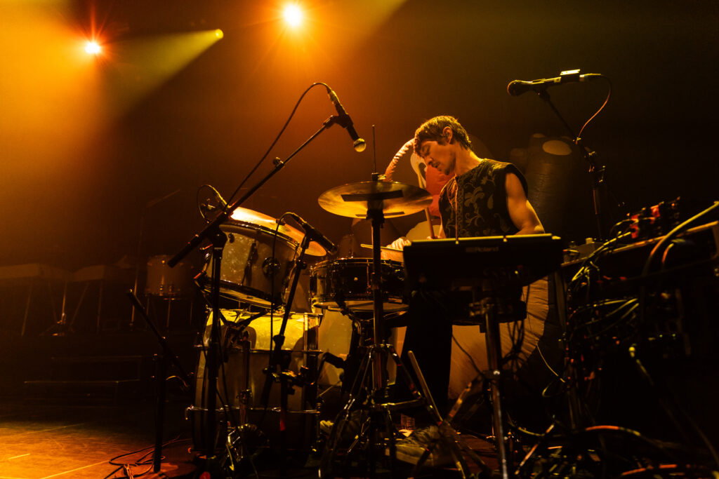 Marco Kleebauer, Schlagzeuger und Multiinstrumentalist der österreichischen Band Sharktank, bei einem Auftritt in der Rockhal in Luxemburg 2024, on tour als Support für Giant Rooks