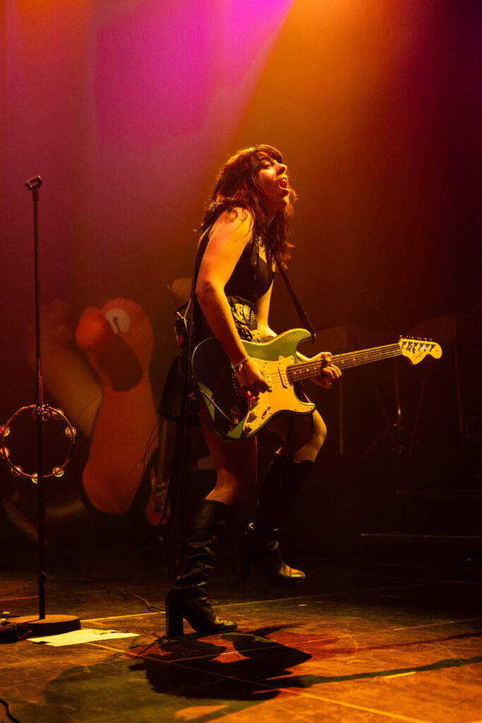 Katrin Paucz, Sängerin der österreichischen Band Sharktank, bei einem Auftritt in der Rockhal in Luxemburg 2024, on tour als Support für Giant Rooks