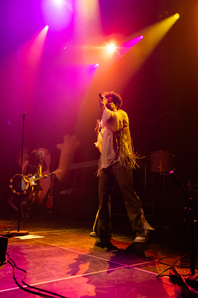Rapper Mile aka Michael Lechner mit der österreichischen Band Sharktank, bei einem Auftritt in der Rockhal in Luxemburg 2024, on tour als Support für Giant Rooks