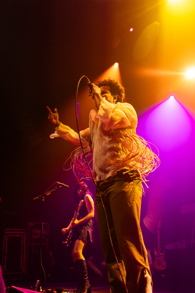 Rapper Mile aka Michael Lechner mit der österreichischen Band Sharktank, bei einem Auftritt in der Rockhal in Luxemburg 2024, on tour als Support für Giant Rooks