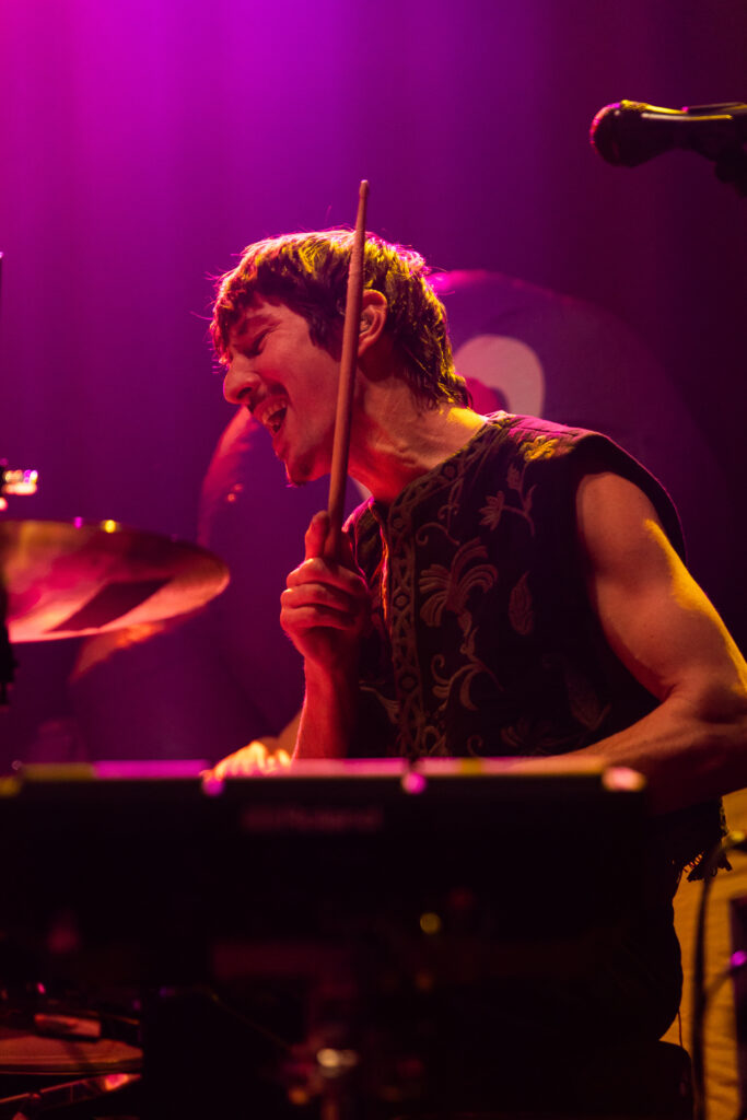 Marco Kleebauer, Schlagzeuger und Multiinstrumentalist der österreichischen Band Sharktank, bei einem Auftritt in der Rockhal in Luxemburg 2024, on tour als Support für Giant Rooks