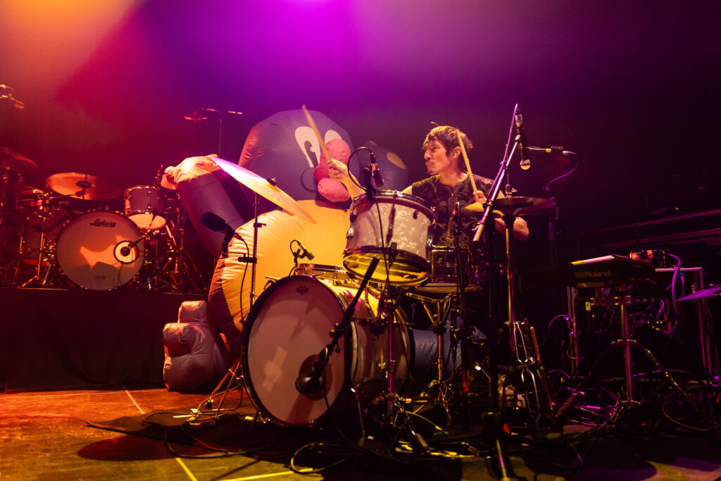 Marco Kleebauer, Schlagzeuger und Multiinstrumentalist der österreichischen Band Sharktank, bei einem Auftritt in der Rockhal in Luxemburg 2024, on tour als Support für Giant Rooks