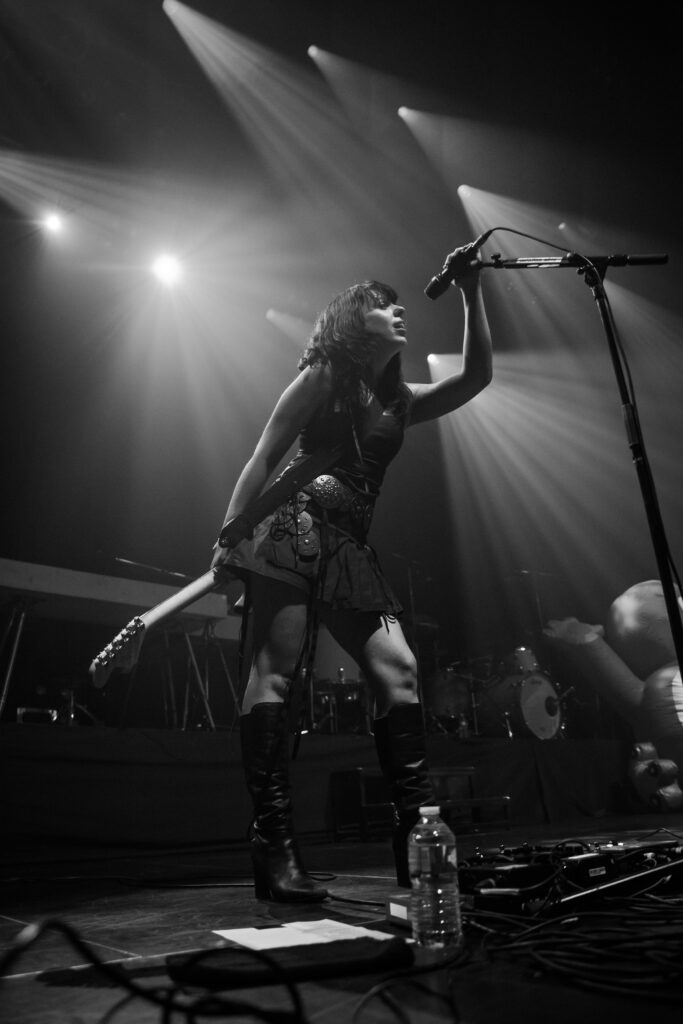 Katrin Paucz, Sängerin der österreichischen Band Sharktank, bei einem Auftritt in der Rockhal in Luxemburg 2024, on tour als Support für Giant Rooks