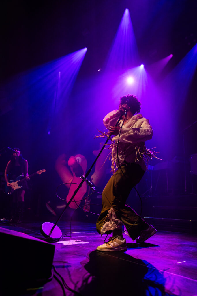 Rapper Mile aka Michael Lechner mit der österreichischen Band Sharktank, bei einem Auftritt in der Rockhal in Luxemburg 2024, on tour als Support für Giant Rooks
