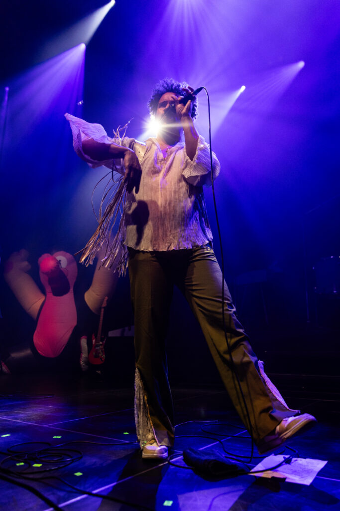 Rapper Mile aka Michael Lechner mit der österreichischen Band Sharktank, bei einem Auftritt in der Rockhal in Luxemburg 2024, on tour als Support für Giant Rooks