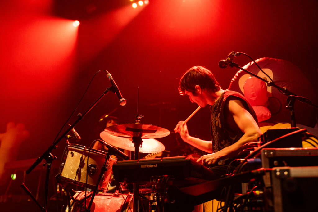Marco Kleebauer, Schlagzeuger und Multiinstrumentalist der österreichischen Band Sharktank, bei einem Auftritt in der Rockhal in Luxemburg 2024, on tour als Support für Giant Rooks