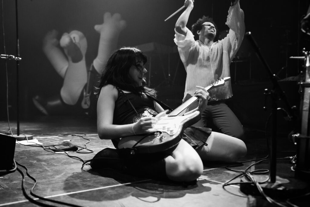 Katrin Paucz, Sängerin der österreichischen Band Sharktank, bei einem Auftritt in der Rockhal in Luxemburg 2024, on tour als Support für Giant Rooks