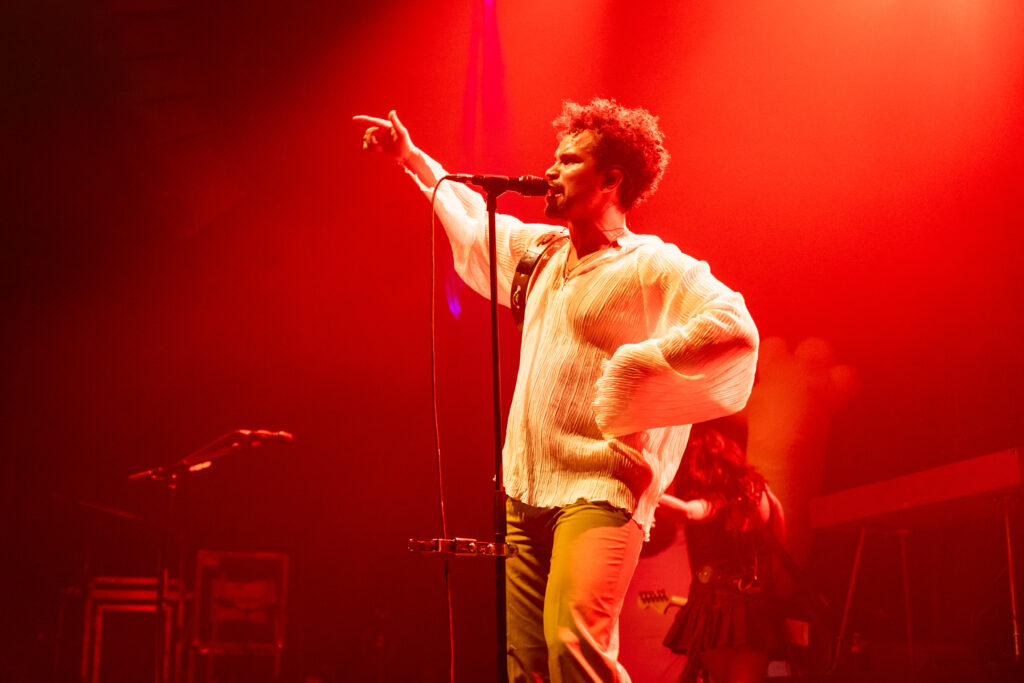 Rapper Mile aka Michael Lechner mit der österreichischen Band Sharktank, bei einem Auftritt in der Rockhal in Luxemburg 2024, on tour als Support für Giant Rooks