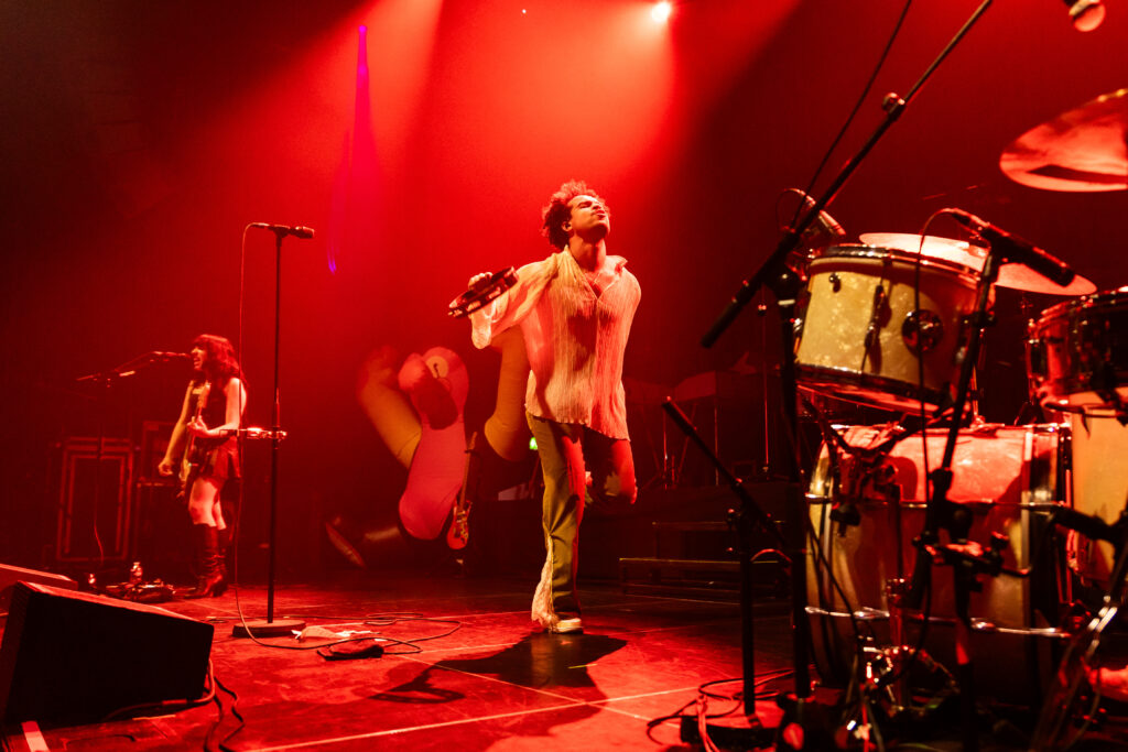 Rapper Mile aka Michael Lechner mit der österreichischen Band Sharktank, bei einem Auftritt in der Rockhal in Luxemburg 2024, on tour als Support für Giant Rooks