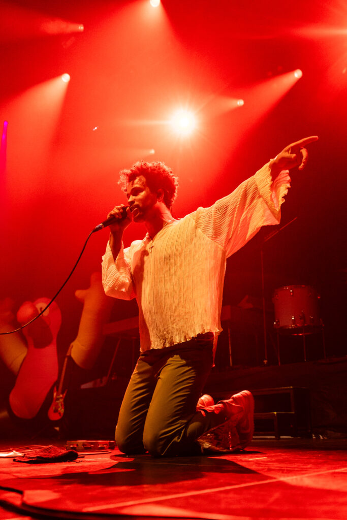 Rapper Mile aka Michael Lechner mit der österreichischen Band Sharktank, bei einem Auftritt in der Rockhal in Luxemburg 2024, on tour als Support für Giant Rooks