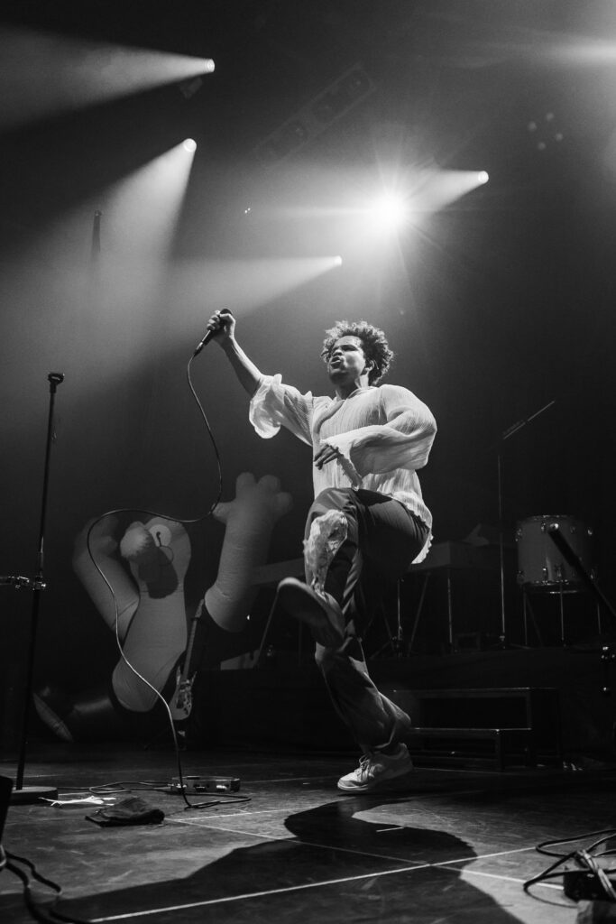 Rapper Mile aka Michael Lechner mit der österreichischen Band Sharktank, bei einem Auftritt in der Rockhal in Luxemburg 2024, on tour als Support für Giant Rooks