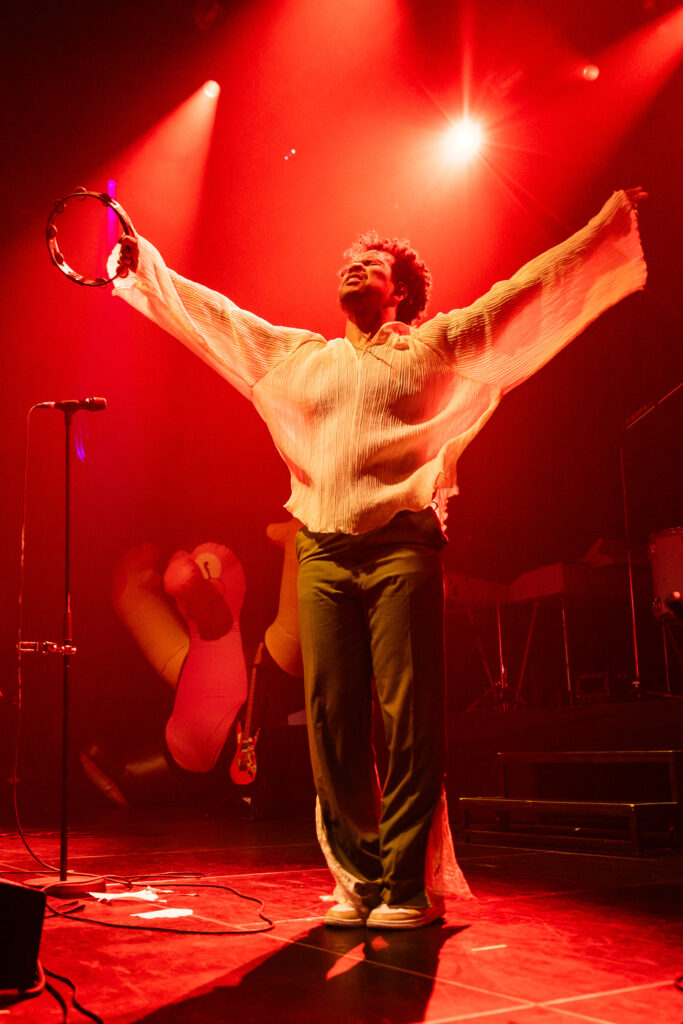 Rapper Mile aka Michael Lechner mit der österreichischen Band Sharktank, bei einem Auftritt in der Rockhal in Luxemburg 2024, on tour als Support für Giant Rooks