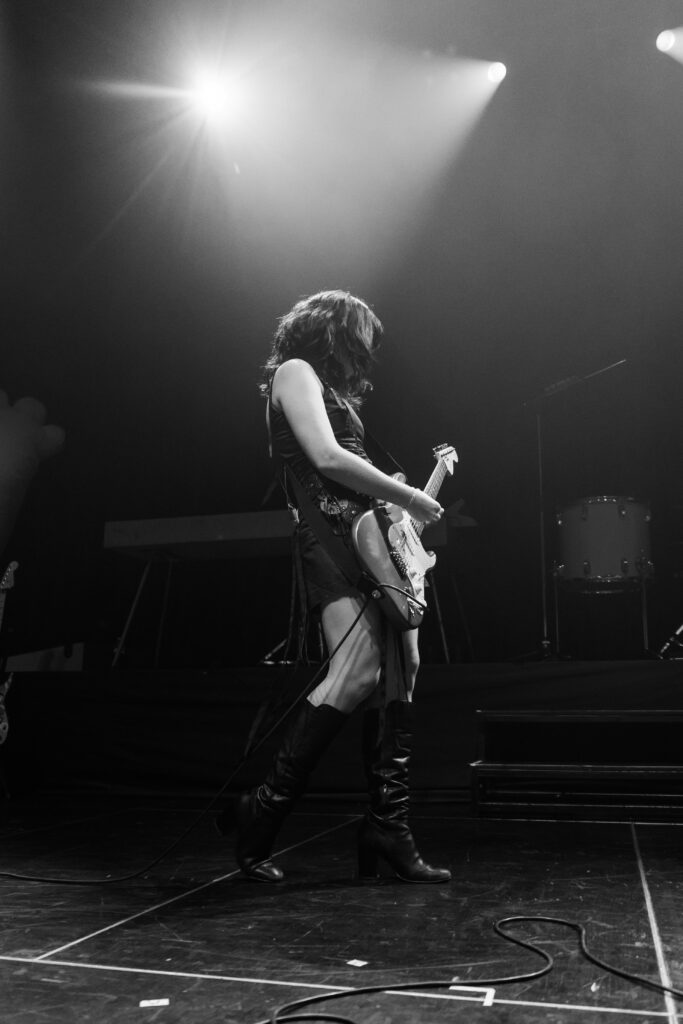 Katrin Paucz, Sängerin der österreichischen Band Sharktank, bei einem Auftritt in der Rockhal in Luxemburg 2024, on tour als Support für Giant Rooks