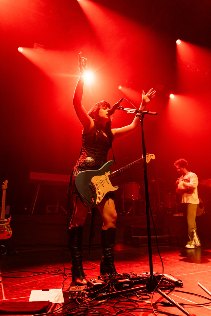 Katrin Paucz, Sängerin der österreichischen Band Sharktank, bei einem Auftritt in der Rockhal in Luxemburg 2024, on tour als Support für Giant Rooks