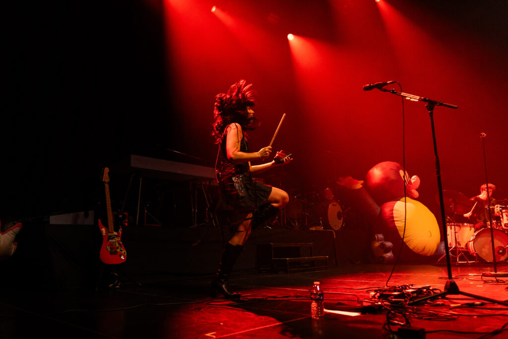Katrin Paucz, Sängerin der österreichischen Band Sharktank, bei einem Auftritt in der Rockhal in Luxemburg 2024, on tour als Support für Giant Rooks