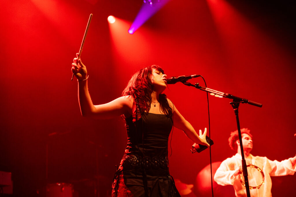 Katrin Paucz, Sängerin der österreichischen Band Sharktank, bei einem Auftritt in der Rockhal in Luxemburg 2024, on tour als Support für Giant Rooks