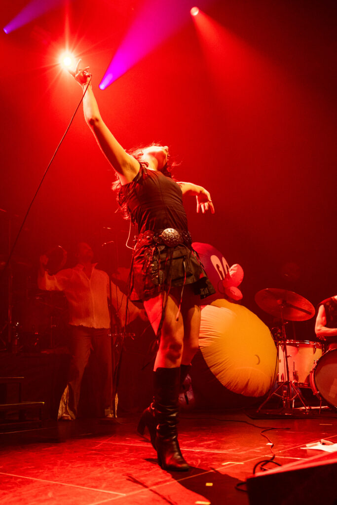 Katrin Paucz, Sängerin der österreichischen Band Sharktank, bei einem Auftritt in der Rockhal in Luxemburg 2024, on tour als Support für Giant Rooks