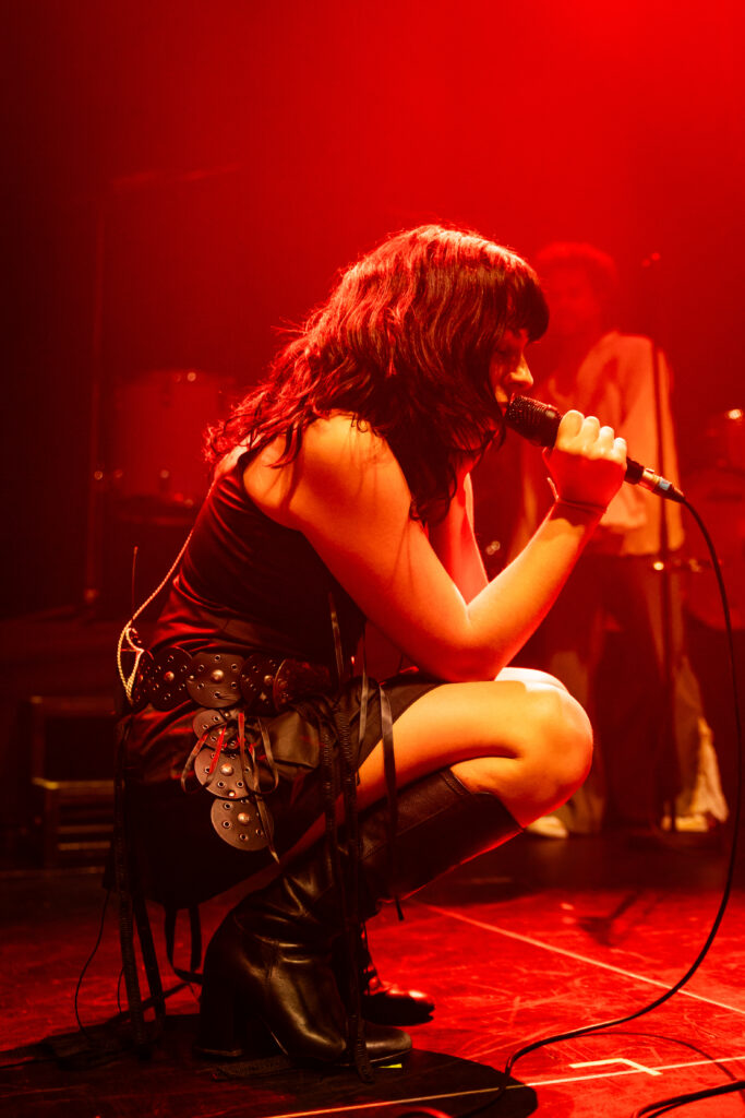 Katrin Paucz, Sängerin der österreichischen Band Sharktank, bei einem Auftritt in der Rockhal in Luxemburg 2024, on tour als Support für Giant Rooks