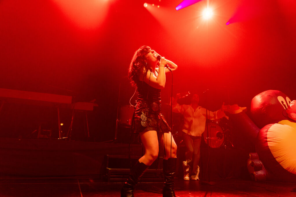 Katrin Paucz, Sängerin der österreichischen Band Sharktank, bei einem Auftritt in der Rockhal in Luxemburg 2024, on tour als Support für Giant Rooks