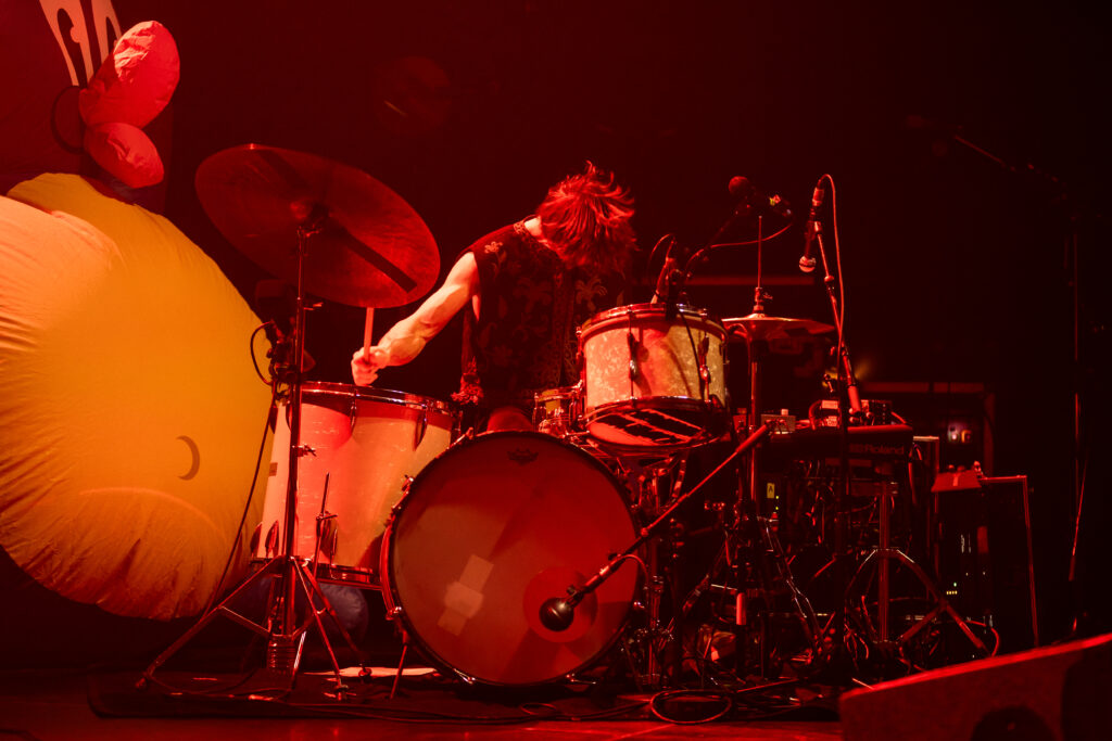 Marco Kleebauer, Schlagzeuger und Multiinstrumentalist der österreichischen Band Sharktank, bei einem Auftritt in der Rockhal in Luxemburg 2024, on tour als Support für Giant Rooks