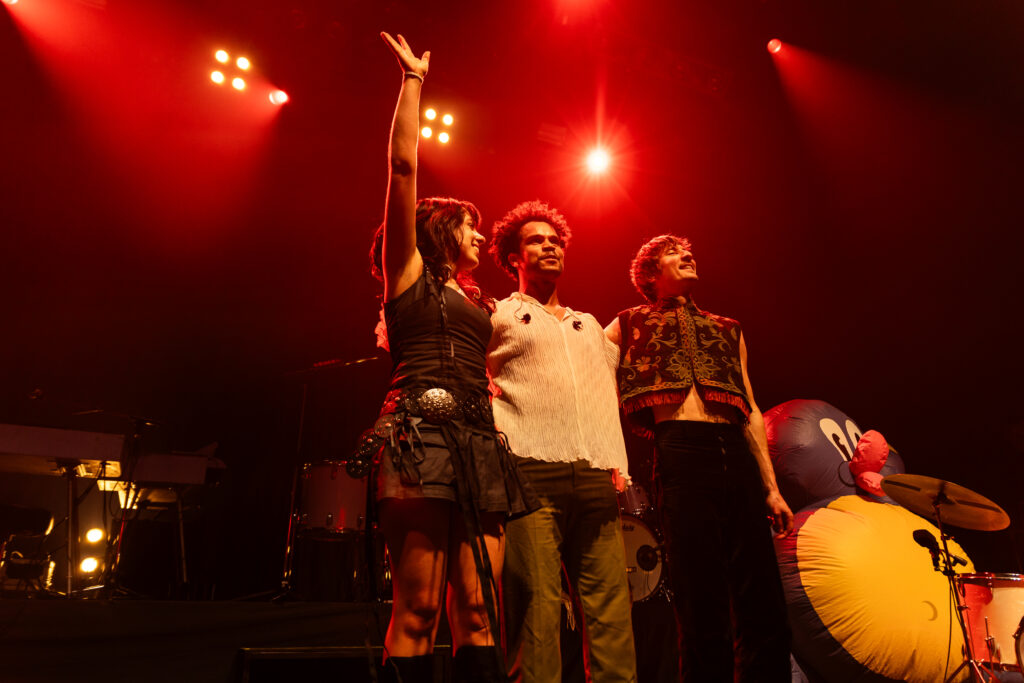Sängerin Katrin Paucz, Rapper Mile und Schlagzeuger Marco Kleebauer, aka Sharktank, bei einem Auftritt in der Rockhal in Luxemburg 2024, on tour als Support für Giant Rooks