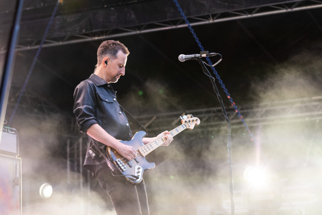 Johannes Stolle, Bassist der deutschen Pop-Rock-Band Silbermond, bei einem Open Air Konzert in neimënster in Luxemburg