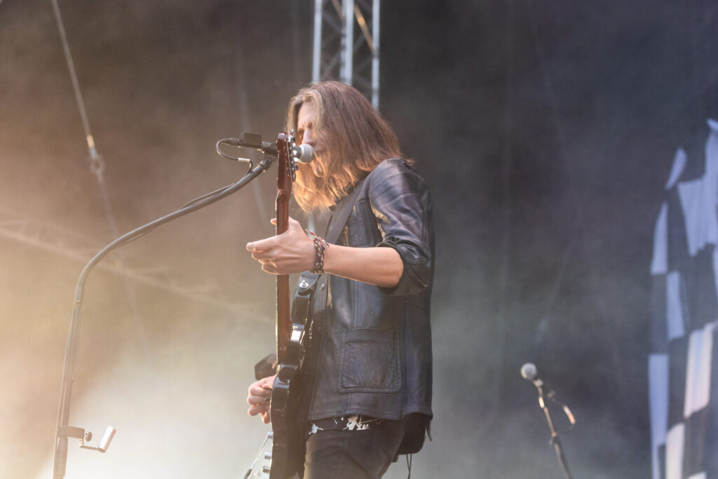Thomas Stolle, Gitarrist der deutschen Pop-Rock-Band Silbermond, bei einem Open Air Konzert in neimënster in Luxemburg