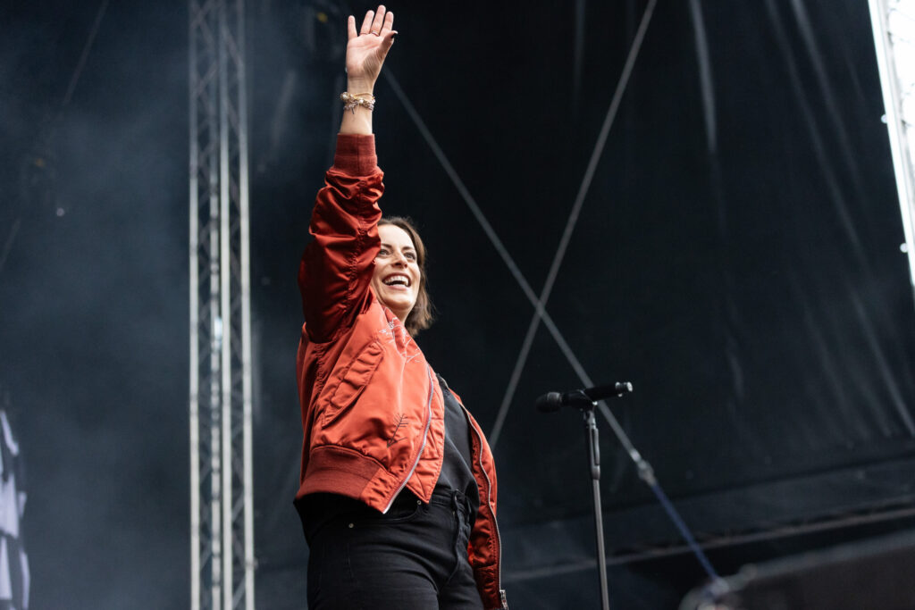 Stefanie Kloß, Frontsängerin der deutschen Pop-Rock-Band Silbermond, bei einem Open Air Konzert in neimënster in Luxemburg