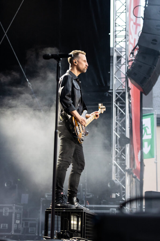 Johannes Stolle, Bassist der deutschen Pop-Rock-Band Silbermond, bei einem Open Air Konzert in neimënster in Luxemburg