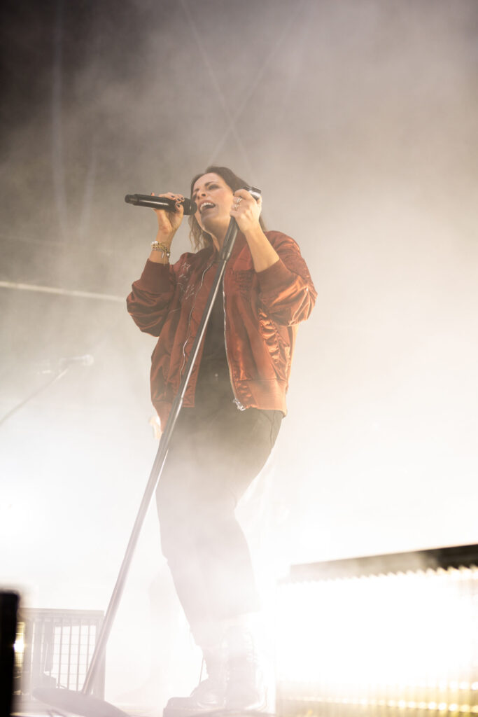 Stefanie Kloß, Frontsängerin der deutschen Pop-Rock-Band Silbermond, bei einem Open Air Konzert in neimënster in Luxemburg